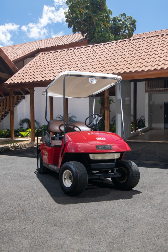 Carrito de golf delante de la habitación