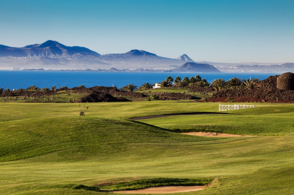 Lanzarote Golf con el mar y Fuerteventura al fondo