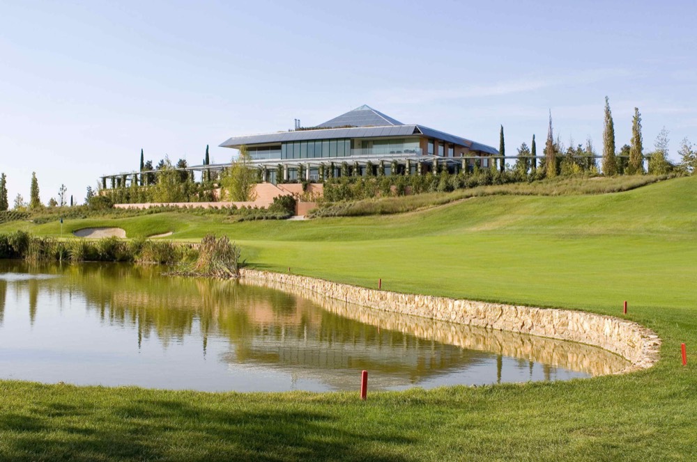 Golf Santander: el lago y la casa club