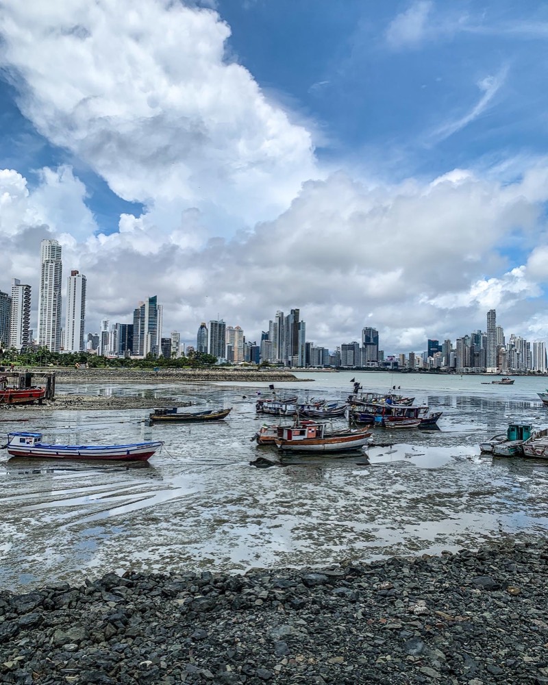 Skyline de Ciudad de Panamá con las barcas