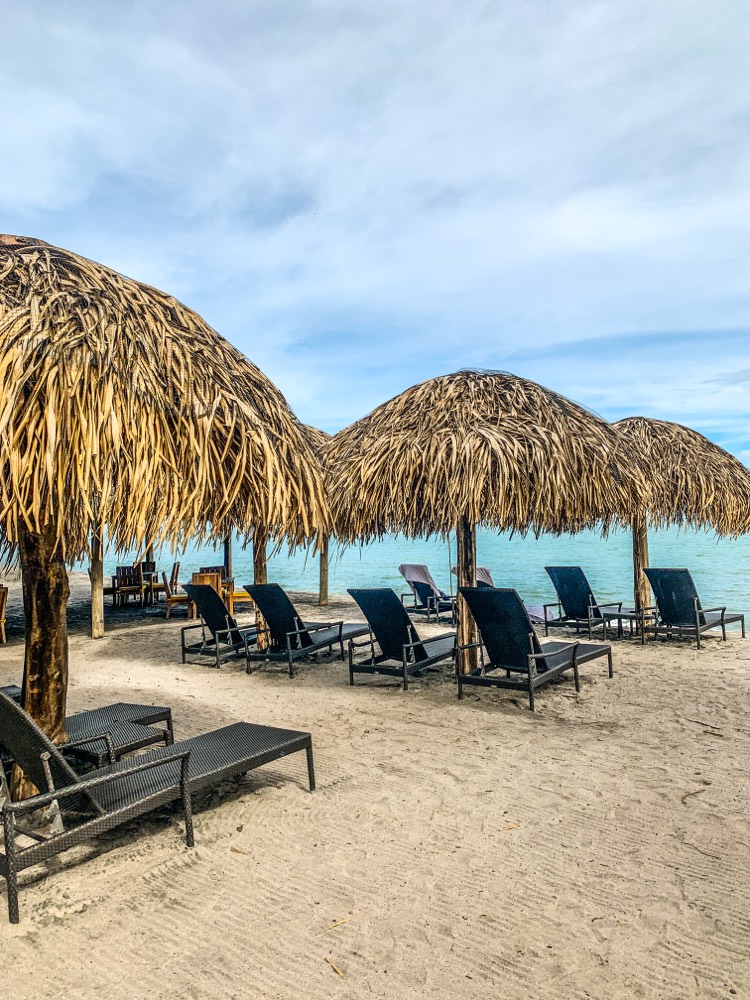 Palapas en la playa de Buenaventura