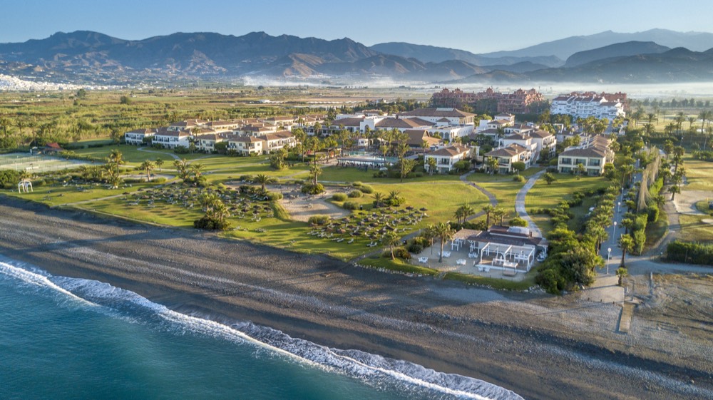 Aérea de la costa con la sierra detrás