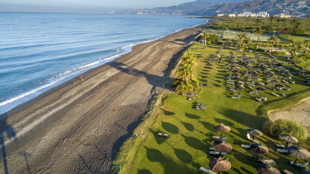Aérea del hotel: la playa a un lado y el campo al otro