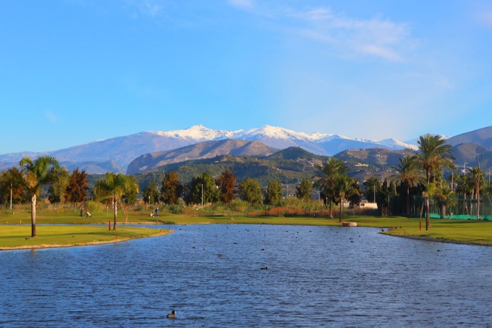 El lago de Los Moriscos y la sierra blanca